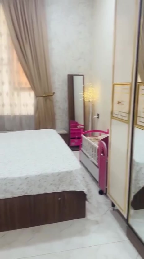 السلام عليكم غرفة نوم ٩ قطع تركي نضيفة جداً ماعدا ضرر  بسيط اموضح بالفيديو  يصلح سعرها (٨٥٠) + ثلاجهة جديده  سعرها ٧٥ مكاني بغداد المدائن
 
***********
