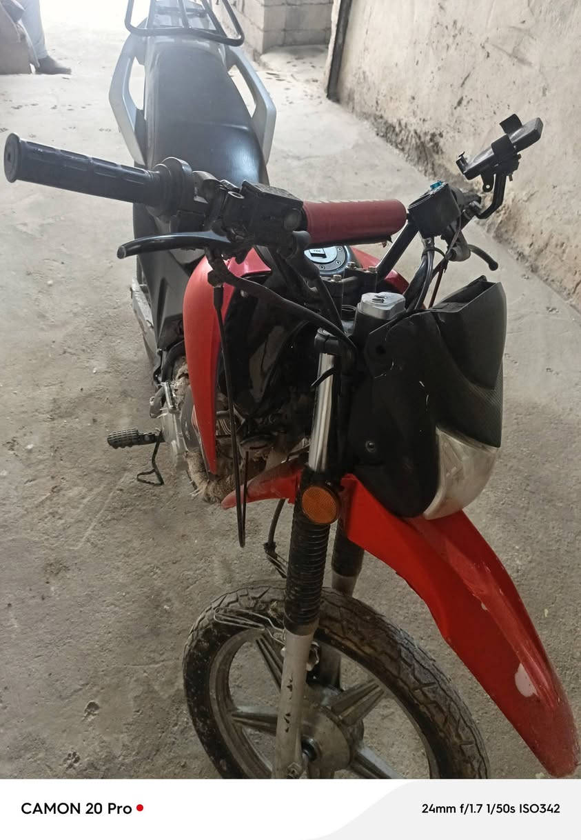 السلام عليكم(قفاز لونسن 2022 150cc اقتصادي)صالنصه رياضي والاصليه موجوده عندي  دراجه مرقمه اربيل رقم انكليزي جديد هزه جديده لل2030 دراجه مكينه كفاله من الاسبانه (دهن يورل) تايرات جوبلس ثنينهن  جنت اشتغل بيهه دلفري وبطلت..سعرهه مليون و650 وجيگ سوكهه عله راحتك.
*********** واتساب موجود هم
