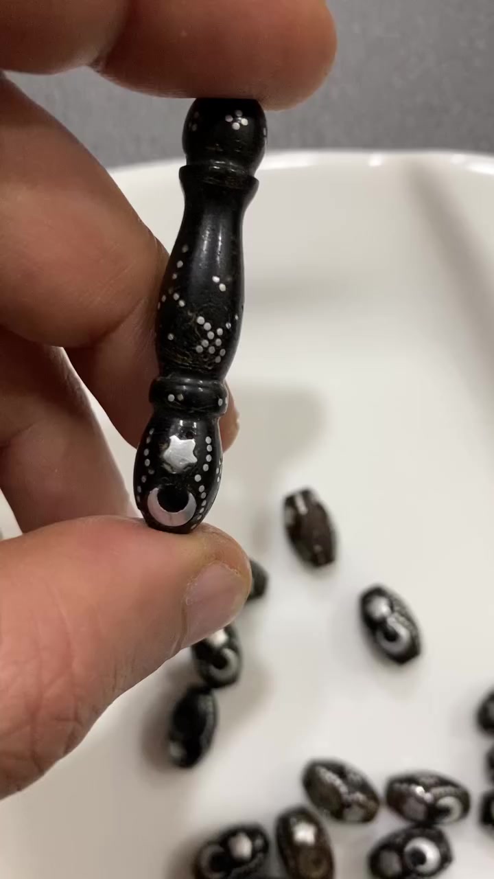 شاهد او مأذنة يسر حجازي قديم دك فضة فيه بعض الخرزات نقص هلال الشاهد كامل  ..بغداد واتساب ***********..السعر 100  الف للمجموعة توصيل كافة محافضات العراق
