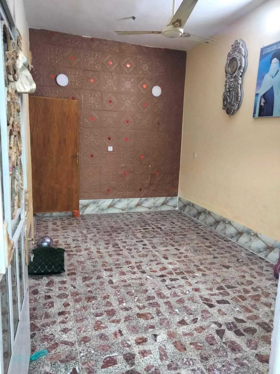 دار للبيع سبع قصور اول فرع بعد السيطره من جاي من حي اور جميع الخدمات متوفره ماء كهرباء رصيف تبليط مجاري طابق واحد جاهز غرفه نوم كبيره وصاله ومطبخ ومنور وحمام واستقبال وكراج وحمام خارجي السعر 45 بي مجال بسيط 
***********
