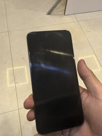 مرحبا سامسونك للبيع بي ضربه بالشاشه وصاير سواد قليل يم الكامره والكامر...