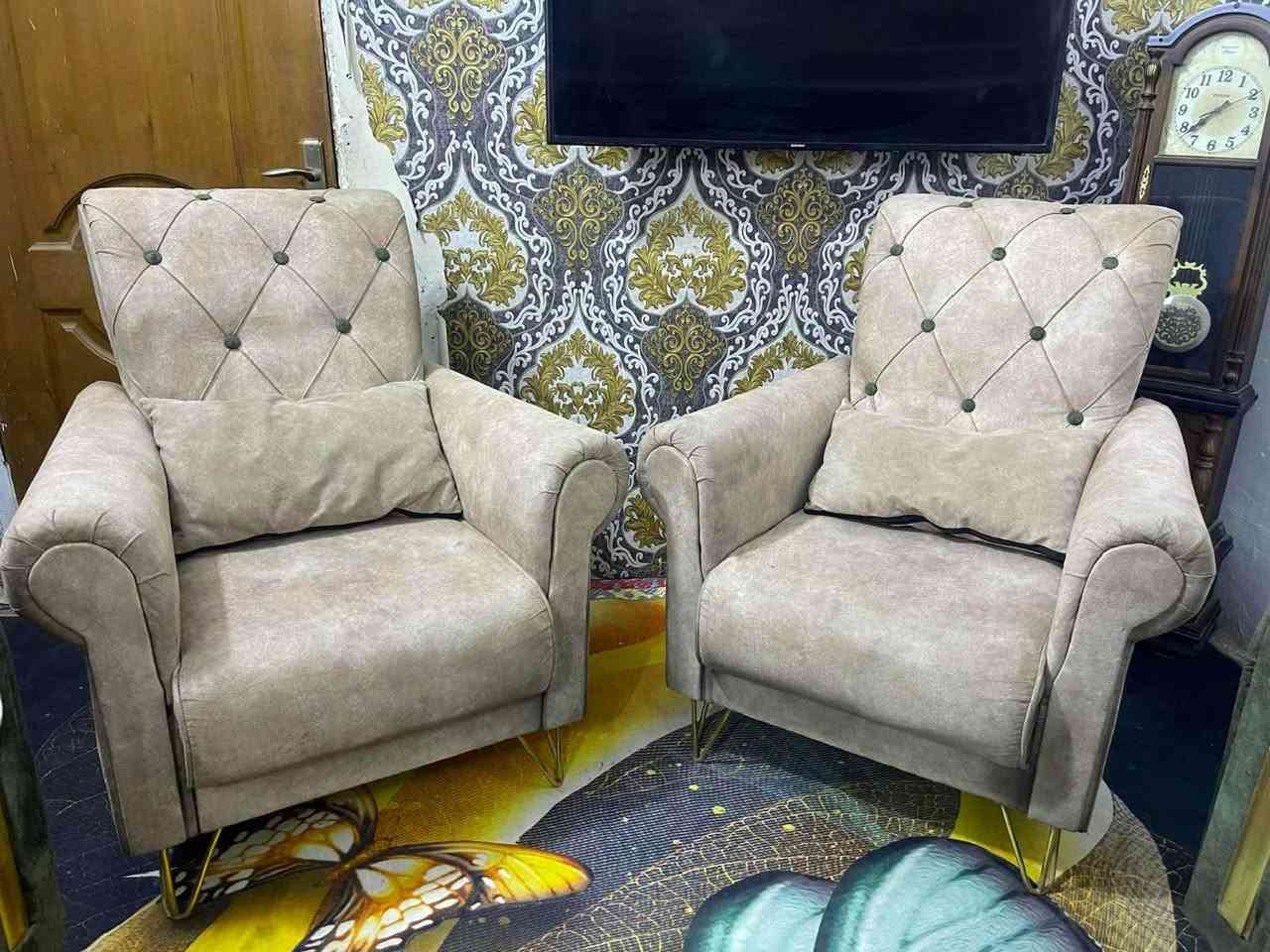 تخم 8 مقاعد تكمه بلوك اسود نضيف بدون اي ضرر ب 190 قفله
***********
