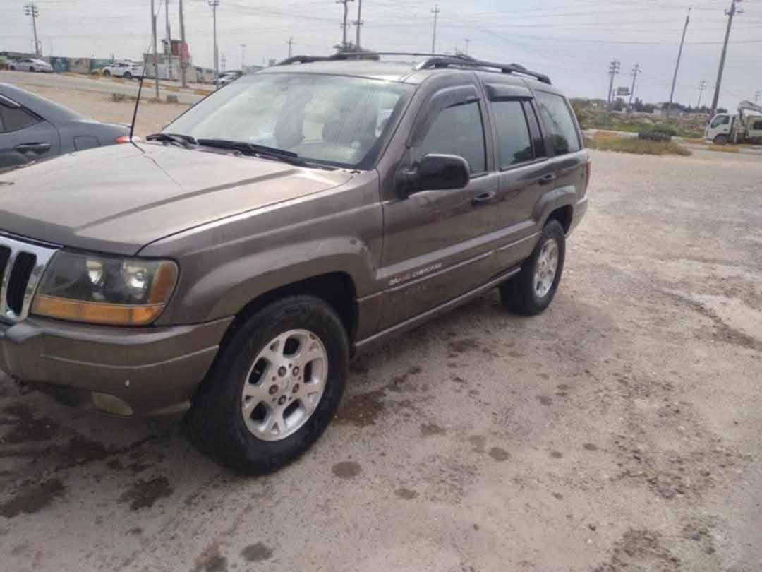 سلام عليكم جيب شيروكي موديل ٢٠٠٠ لون فيلي محرك ٦مرغوب كير ولوكير  محرك  سيارة بلادية ماملعوب بيها مابيه ضربة صبغ بس البونيد ابسبب الجراد وترايش البوب  كهربائيات كلها شغاله سنوية الحد 2027 هزة جديد بسمي  كشنات كهرباء تبريد شغال والسعر 80 وبيهة مجال مراوس عادي حسب القناعة ***********
