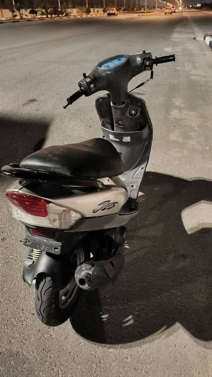 السلام عليكم دراجه ماكس قجمه كهربائيات شغاله ماعده السلف اكلاجات رياضي وبيه كزوز اف ام ابو الطكه مكينه ناعمه الدراجه مفتوحه السعر 500 الرقم بس واتساب ***********
