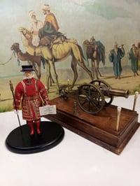 مدفع نحاس • جندي يدوي • قاعدة خشب