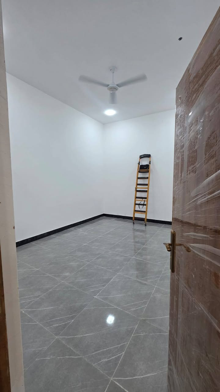 #اسعد_الله_اوقاتكم_بكل_خير⁉️👋🏼
***********
دار سكن للبيع بناء 2026

#المساحه 200متر 

#جنس_العقار :: طابو ملك صرف زراعي باسم عراقي سند 25 

#العنوان :: البصره حمدان موقع راقي

#يحتوي البيت على 2 غرف منام كبار
و ديوان
و مطبخ و صاله
و مناور عدد 2
و صحيات داخلي وخارجي  و كراج سياره
ويحتوي علي حديقه🌲🌲

#البيت جاهز من كلشي تستلم البيت عنده المكاتبه
كامل من مقطوره و كيزر و ماطور
جيب اثاثك و اكعد
و الف عافيه الي ياخذه

جميع الخدمات متوفره ماء كهرباء  
#السعر ((110 مليون وبي مجال 
فارق جاهزة للسكن تستلم بيتك عند المكتبة مباشر 
#للاستفسار الاتصال على الهاتف 📳📞
📳 ***********)📳
