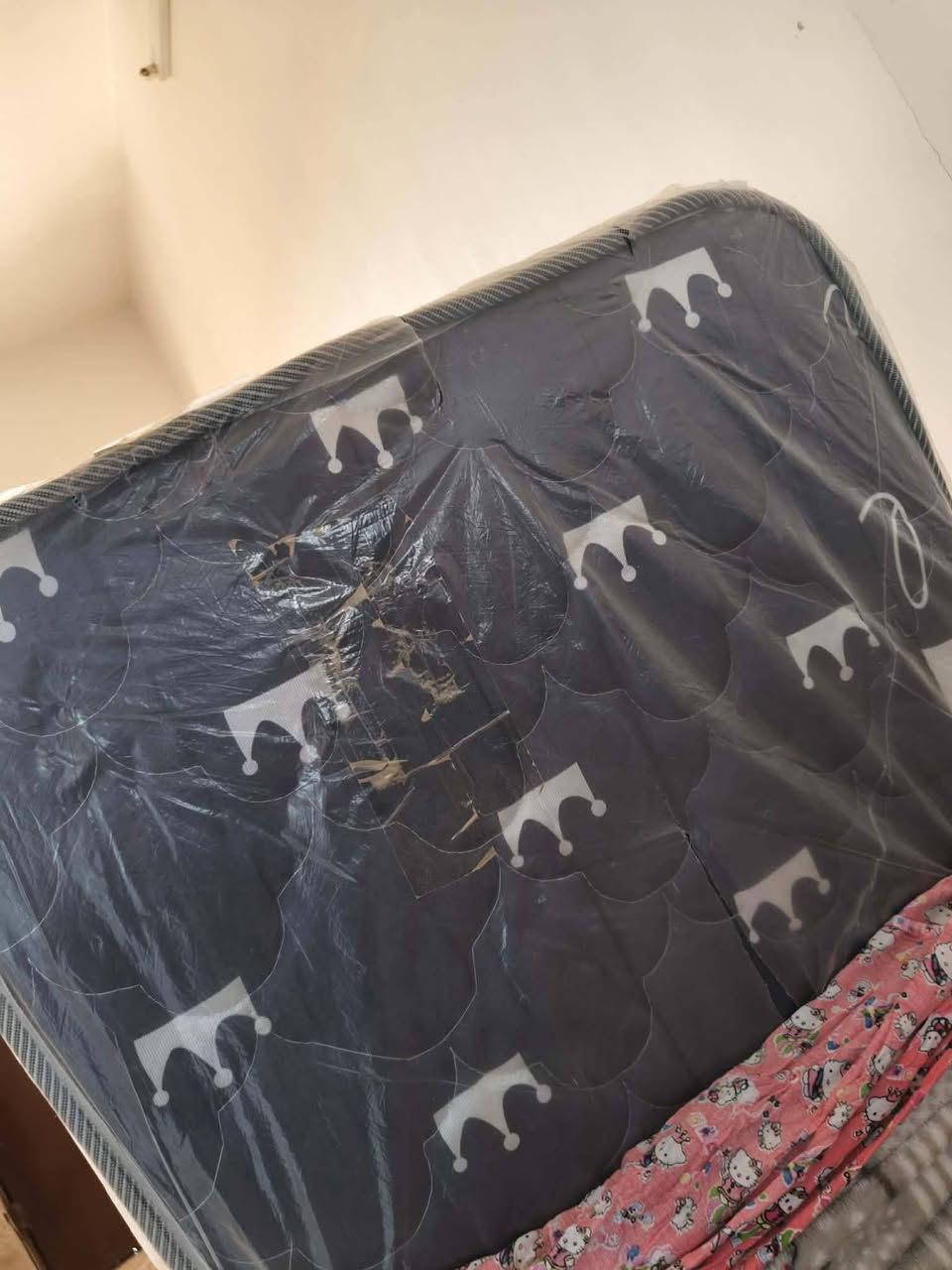 تخت اطفال استخدام قليل مع اسفنج جديد  نظافه 100٪100 للبيع السعر 85وبي مجال بسيط العنوان برطله


**إذا كنت صاحب هذا الإعلان وتريد حذفه لأي سبب، رجاءا أرسل رسالة إلى الدعم الفني**