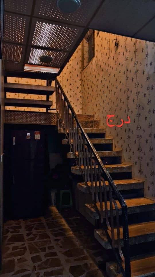 للبيع على مبادره كامل او نص شرط معامله كامله او مراوس قطعه او بيت تفليش حسب القناعه 200 متر طابو ملك صرف باسمي يحتوي على 4  نوم واستقبال ومطبخ وملحقات داخل وخارج وايضآ طالع من بيت محل موقع الدار على ساحه عنوان بغداد الشعب الجمعية خلف عمار ابو الدهن السعر 270 مليون للاستفسار ***********
