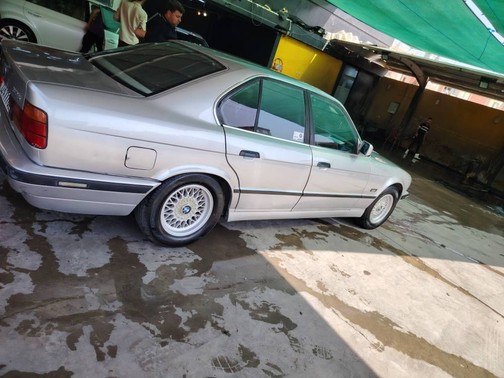 سڵاو چۆنن جەماعەت بیم مۆدیل 1991سەیایکی پاکو بی مەسروف کاڕەبای کامل ئیش دەکا بی جاملغی پیشەوەی لای سایق قنجیکی بجووکی هەیە بە تاحدیل ساڕد هاتۆتەوە بی ماعجوونە چواڕ ویلی بیلادی لەژیڕە چواڕ تەیای تازە رەقەم و سەنەوی نویە دەفتەڕ بەنزینیشی هەیە سەحڕی 68وەڕەقە مەجالیکی کەم برایانە گەڕ موشتەڕی نی تیل مەکە لەگەل ریزم ***********وەتساپی لەسەڕ كركوك, العراق
