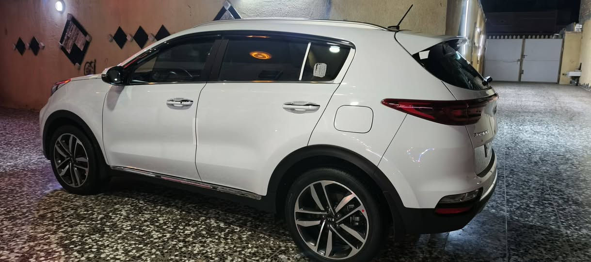 السلام عليكم سبورتج للبيع موديل ٢٠١٩ شكل ٢٠٢٠ ماشية ٤٠ حقيقي
المواصفاات...⛔
1- بصمة 
2- بانوراما
3- كشنات كهرباء جلد
4- شاشة اصلية و تبريد لمس 
5- تحكمات استيرن 
6- مري شفط 
7- قطعتين تبريدد 
8- ثلاث انضمة قيادة + مانع انزلاق 
9- حساسات امامية خلفية 
السيارة جديدة حرفيآ عله وضع الشركة سبير منازل 
السيارة مكفوله كفالة عامة عدااا رصعه صغيره ب الباب الخلف الصدر 🚫🚫
السعررر... 215$ ورقة 
العنوان بغداد قرب جزيرة بغداد السياحية 
للأستفسار اكثر *********** غير متواجد على فيسبوك و ماسنجر
