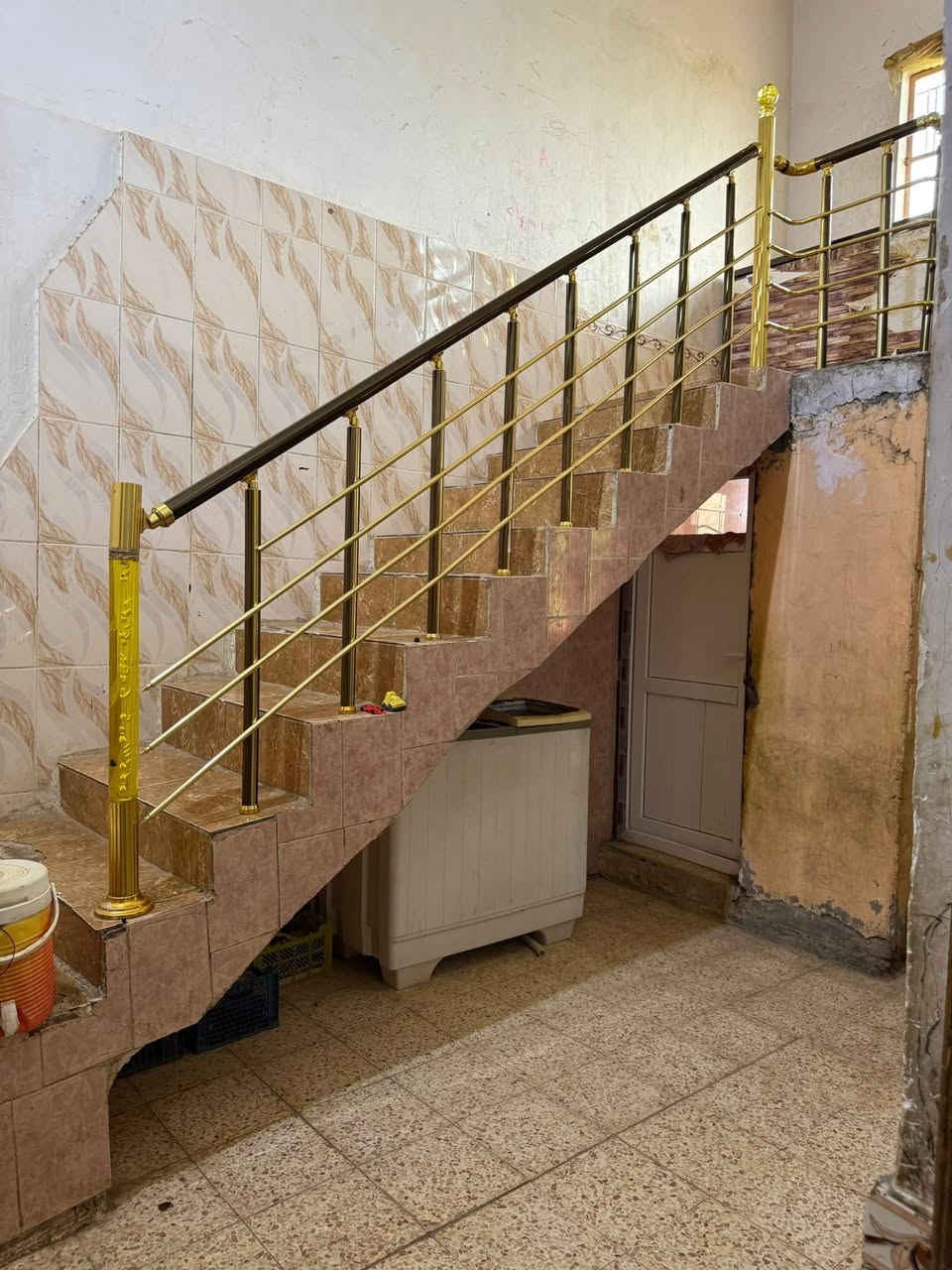 السلام عليكم 
بيت تجاوز الجبل قرب بيت عامر كدر 
شارع عريض لين عدل 
مساحه 130 طابقين بناء حجر وسمنت 
سعر كلش مناسب متوازي ع بيع من الأخير سعره 39 
الاتصال ***********
اخوان الي مو شراي لا يتصل وتعال وشوف بعينك إذا اكو هيج سعر بل منطقه والله يبارك لليريده

