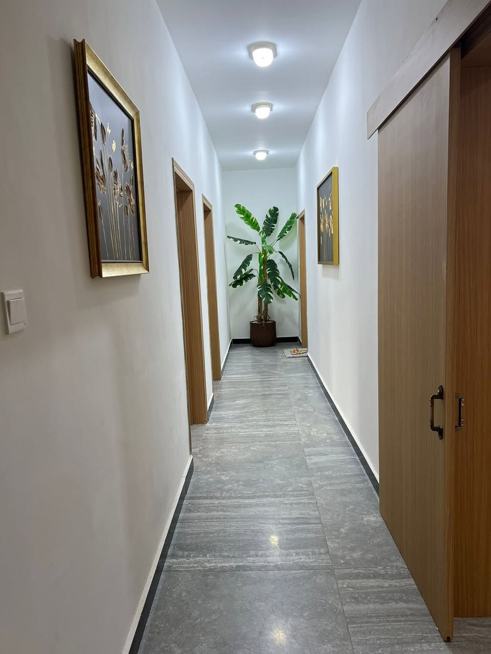 ‏‎للبيع شقة مميزة في مجمع أيادي العدل القضاة (حي العدل / شارع الربيع)  

المساحة 130m تحتوي على غرفتين نوم وصالة ومطبخ وحمام 2 بالكون 
بنياية رقم 21 الطابق السادس و تحتوي كل بناية ع مصعدين
يتمتع المجمع بخدمات كامله
 (مدارس وهايبرماركت وGYM وملعب كرة قدم مكوى صيدلية كراج طوابق للسيارات  مع نظام security عالي)
الشقه حاليا مؤجره 800 الف شهريا ًبالامكان استلامها فارغه عند الرغبه
ملاحظة : تباع الشقة((( بدون اثاث ))) 
السعر 250 مليون دينار مسددة كاش والبيع نقداً 
للتواصل /***********
