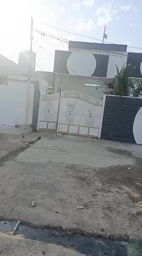 دار للبيع زراعي مساحة 200متر طابقين موقع حي واسطي مقابل جامع الغفران 4غرف نوم واستقبال هول مطبخ وصحيات كراج البيت بيها نقص سيراميك وسقف ثانوي سعر مناسب اي استفسار عله خاص او اتصل ***********
