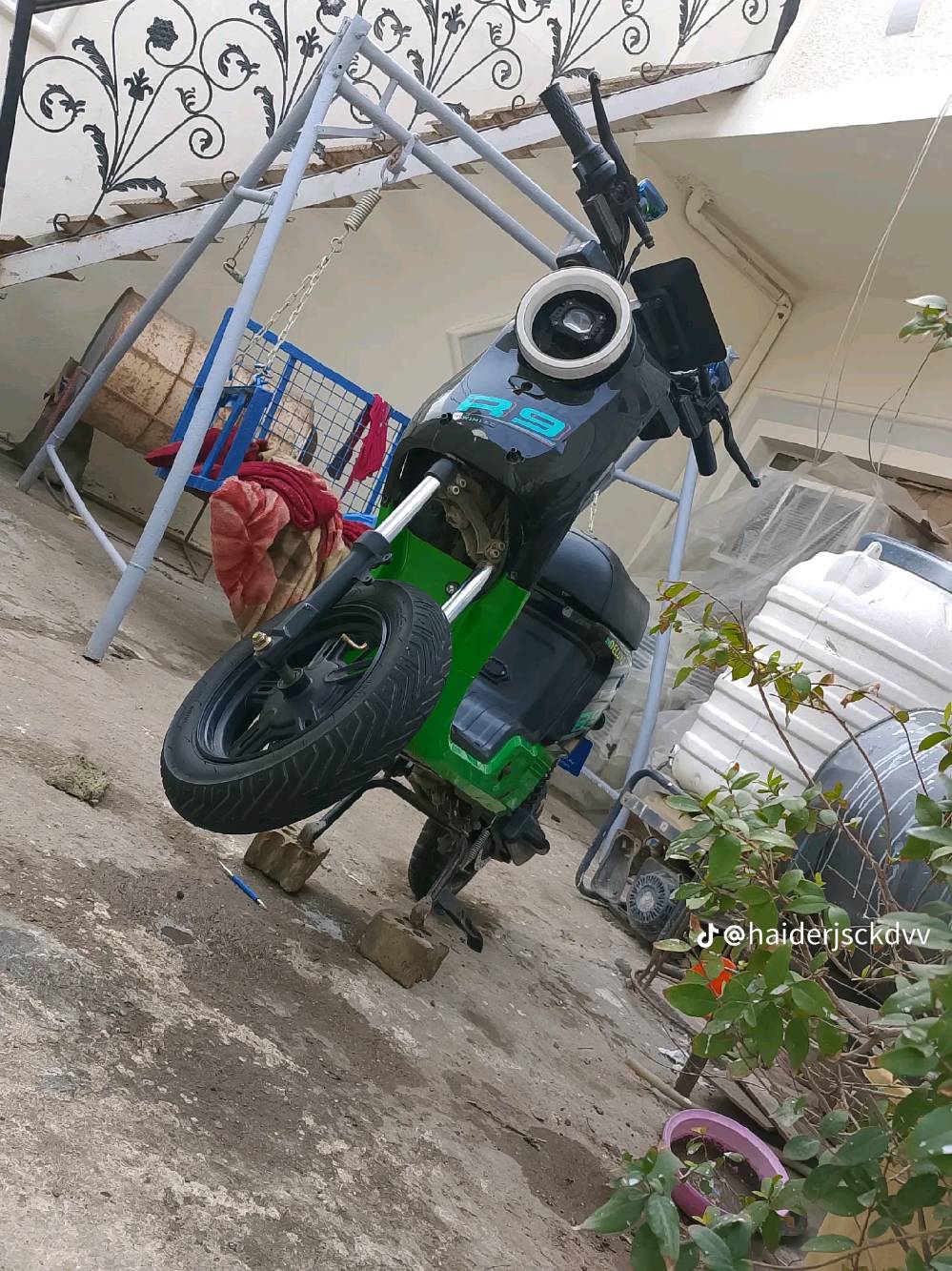 دراجه ار٩ بعدها بجيس صالي شهرين من اشتريتها بمديلها مراوس بانزين وسعرها 460وبيها مجال 