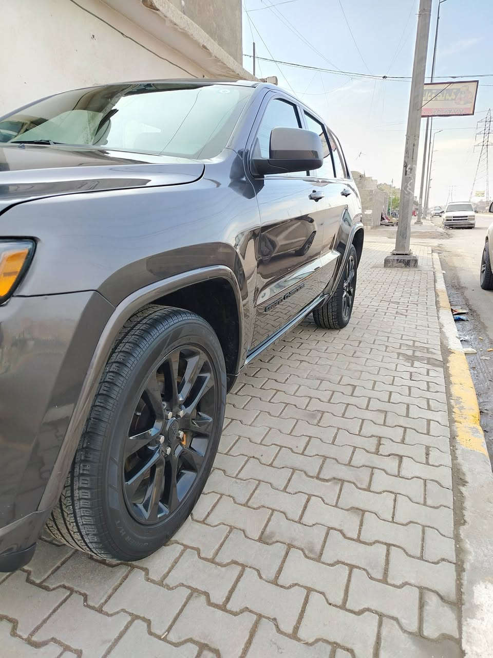 سلام عليكم
جيب شيروكي للبيع 

المواصفات 

الموديل 2018 

وارد امريكي 

المحرك 3.600

الضرر جاملغ وباب البنيت 

حساسات خلفي 

كشنات كهرباء 

حساس توقف ذاتي 

لايت خلفي ليد 

ويل نجمه وكاله 

المكان السياره بغداد

الرقم ***********
