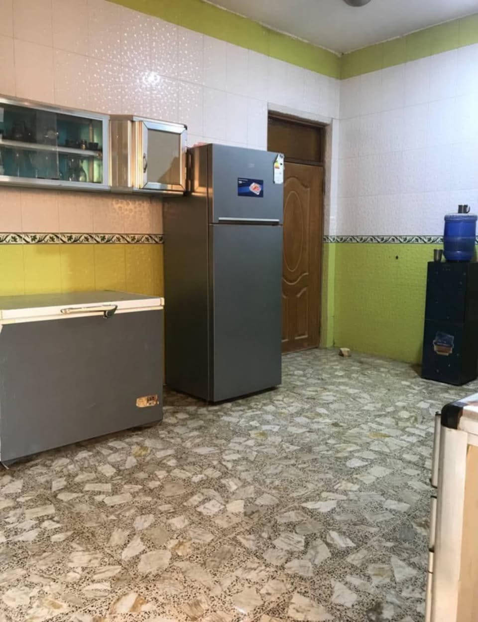 السلام عليكم بيت للبيع واسط حي الحكيم شارع فران الهادي يحتوي على غرفتي النوم وصاله واستقبال وصحيات وطرمه وكراج وحديقه البنات طابوك كامل خدمات من ماء وكهرباء ومجاري مرقم من قبل لبلديه سند 25 مساحه لبيت 200مترسعره 65وبي مجال لمراجعه دلاليه سيد حيدر ***********
