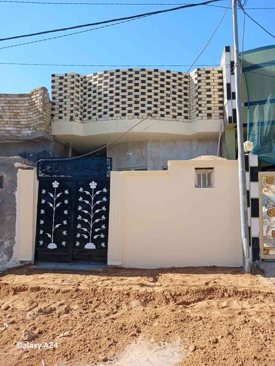 سلام عليكم
دار للبيع مساحه ١٠٠متر طابق واحد جديد منطقة ٥٩ مفتوح على شارع ٣٠ شارع المكاتب وعلى ساحه رقم العقار ٥٩٢٠٢
جديد فارغ صب كونكرت اساس وسقف دار جاهز مجهز واجهة الواح هندي ارضيه بورسلين هندي مطبخ سيراميك حمامات سيراميك هزاره ١٢٠سم صطح مطبك شتايكر طفيلي كهرباء دفن ارتفاع السقف ٣،٣٠ م 
اجازه بناء اشتراك ماء إشتراك كهرباء 
بيت جاهز مجهز 
سعر ٧٢ مليون 
مكتب بيعة الغدير 
***********
