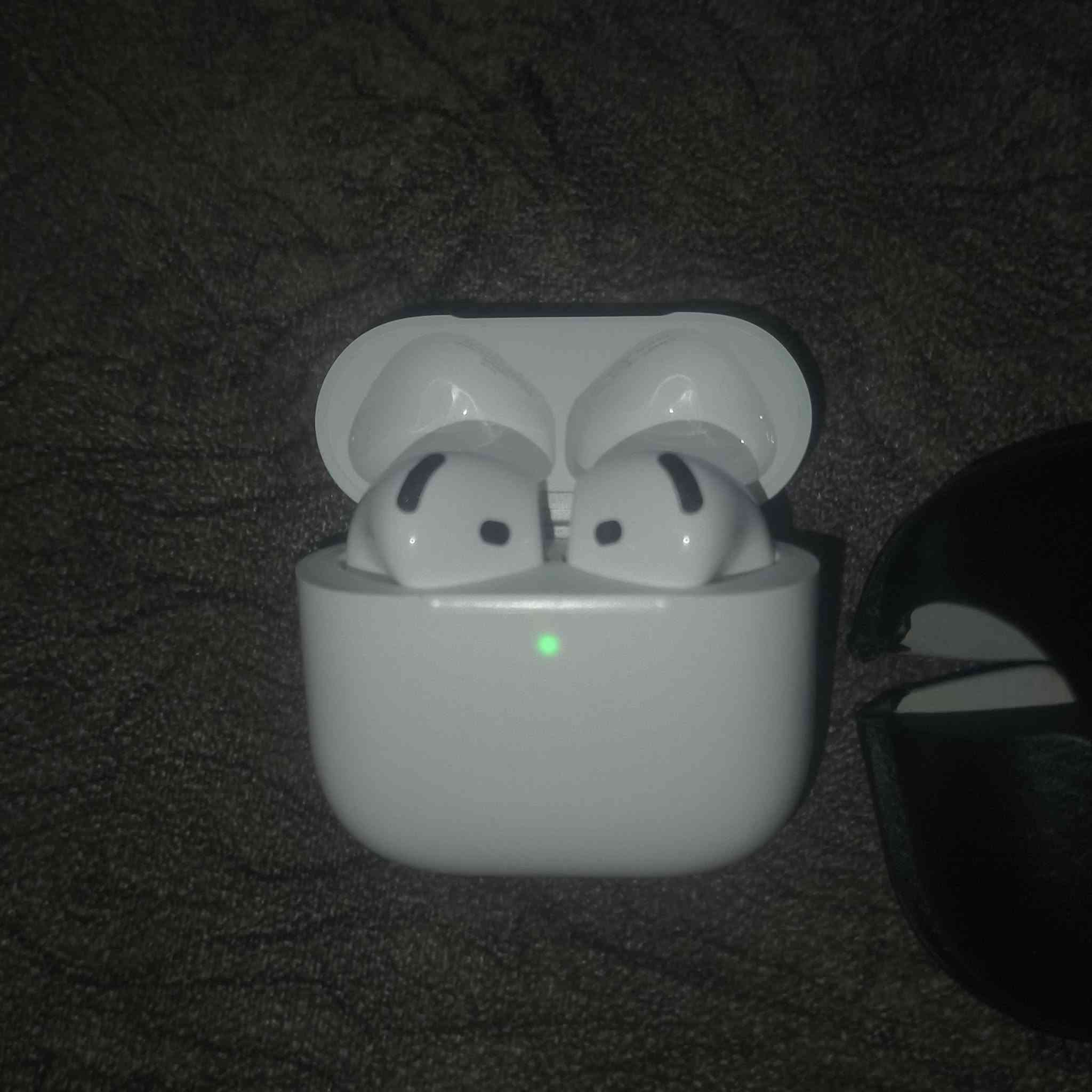 سماعة apple جيل الرابع NC الجديدة ب250 مستعمله استعمال قليل 
رايدها ب200 وبيها مجال قليل
***********
