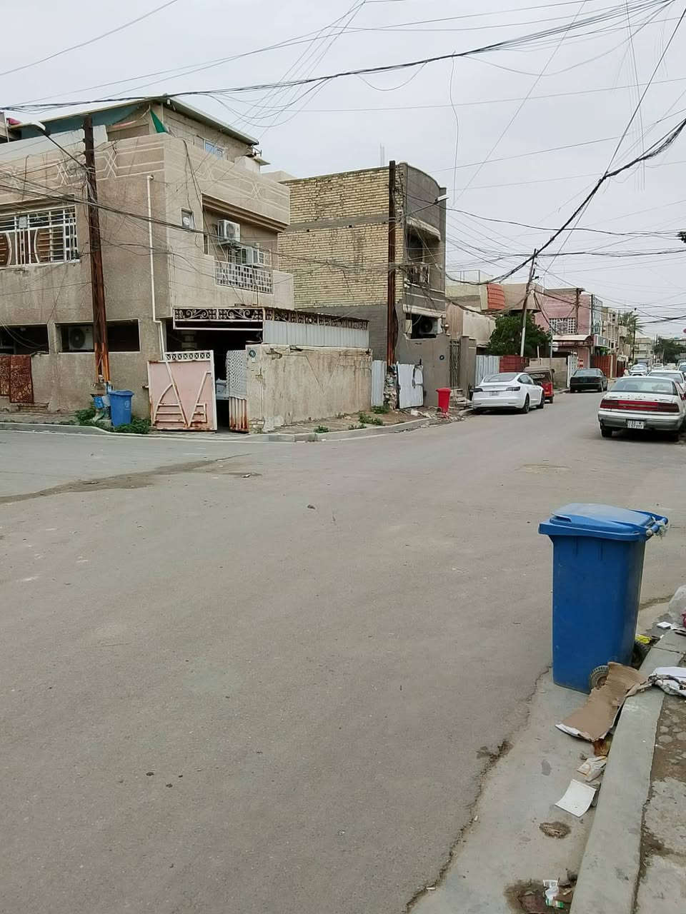 مشتملات عدد ثلاثه متجاورة مساحة ٥٠م واجهه ٤م نزال ١٢/٥م طابقين ثلاث نوم استقبال مطبخ خدمات غرفه نوم طابق ارضي للبيع الشعب مقابل مطعم محمد الكردي شارع عريض ٢٠م قيد الانجاز سعر المشتمل ١٢٥مليون بيه مجال تسليم مفتاح 
مكتب الشعب للعقار الشارع المقابل لمطعم حجي عادل ومصور الكنز هاتف ***********يوجد واتس اب
