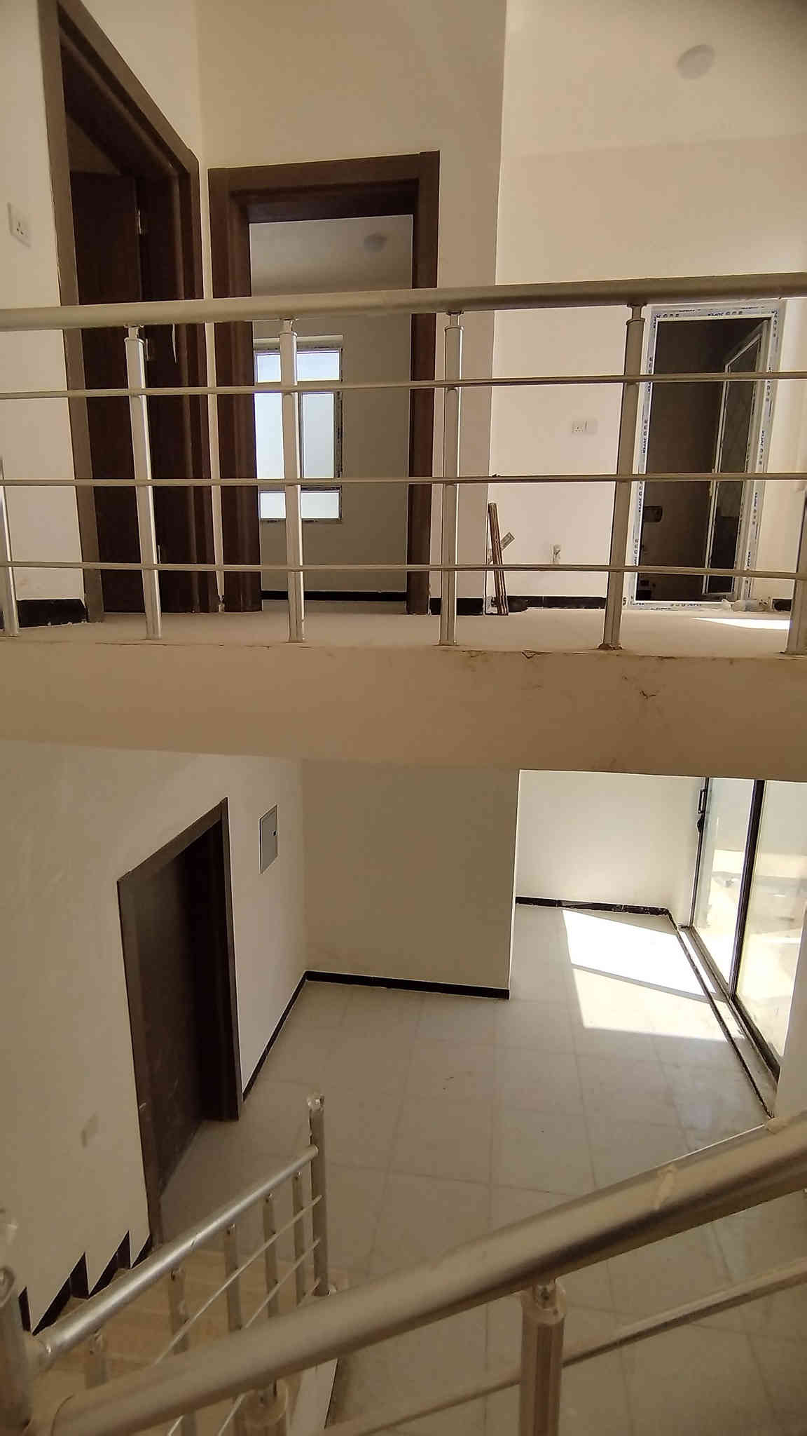 السلام عليكم..
بيت طابقين 200 متر..طابو صرف..ثلاث غرف نوم..حديقتين اماميه وخلفيه..استقبال كبير وصاله كبيره..نظام كامرات..صحيات دفن...الصاله مفتوحه على الحديقه الخلفيه بباب سلايت...

العنوان.. كربلاء..طويريج...مجمع الزهراء السكني..قرب سيطرة أم الهوى...
يباع بمقدمة 75 مليون..والباقي اقساط شهريه على مبادرة المصرف العقاري..القسط الشهري 548 ألف..
مستمر التسديد للمصرف صار أكثر من سنة...
علما البيت يختلف عن البقيه بتغيير في الخارطه الداخليه...يعني صارت عليه هواي اظافات من عندي مع شغل المجمع..

تفاصيل أكثر على خاص أو على الرقم ***********
