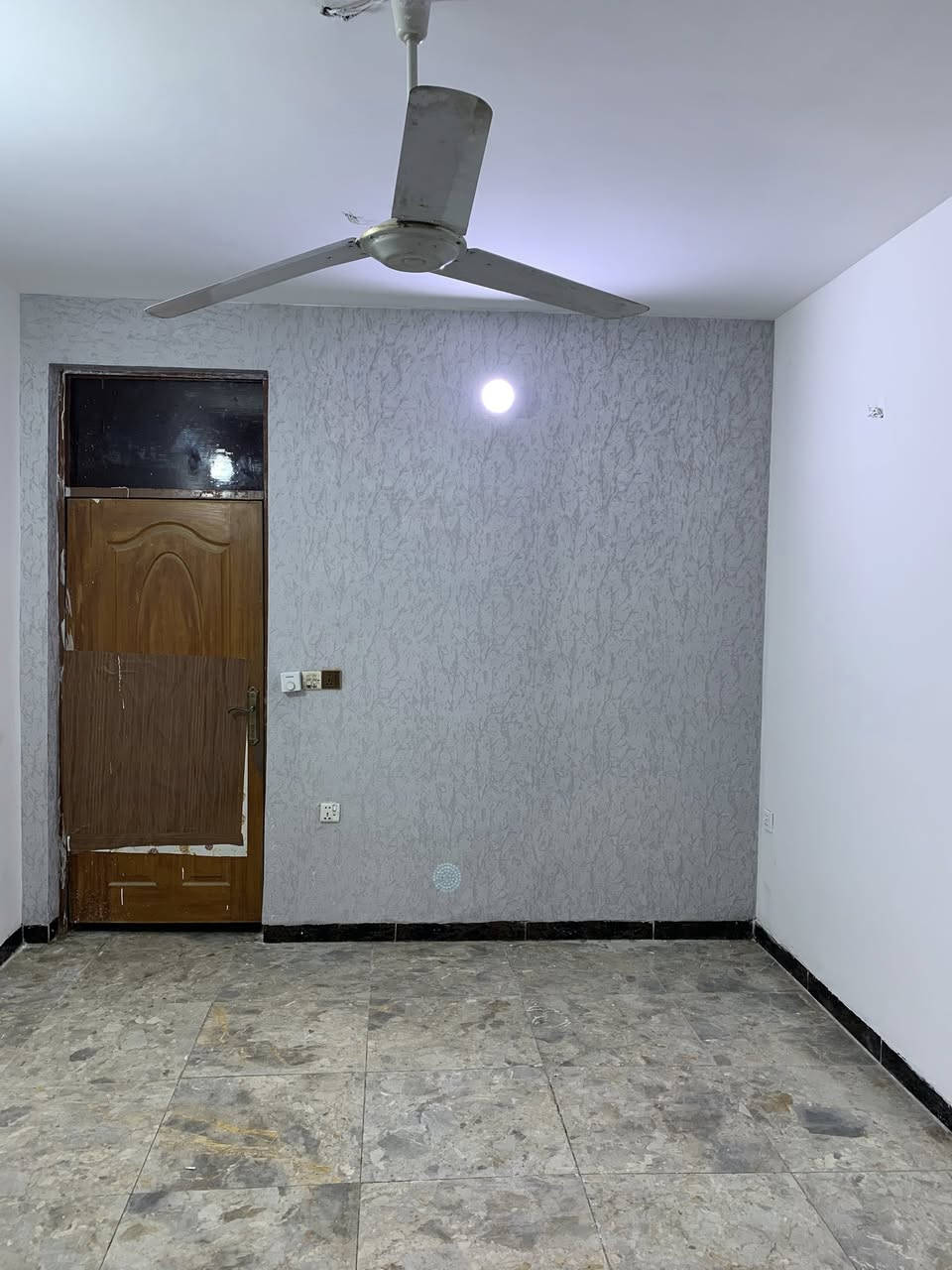 السلام عليكم صباغ متفرغ وهاذا رقمي والله يرزق الجميع *********** قبل وبعد العمل 👇
