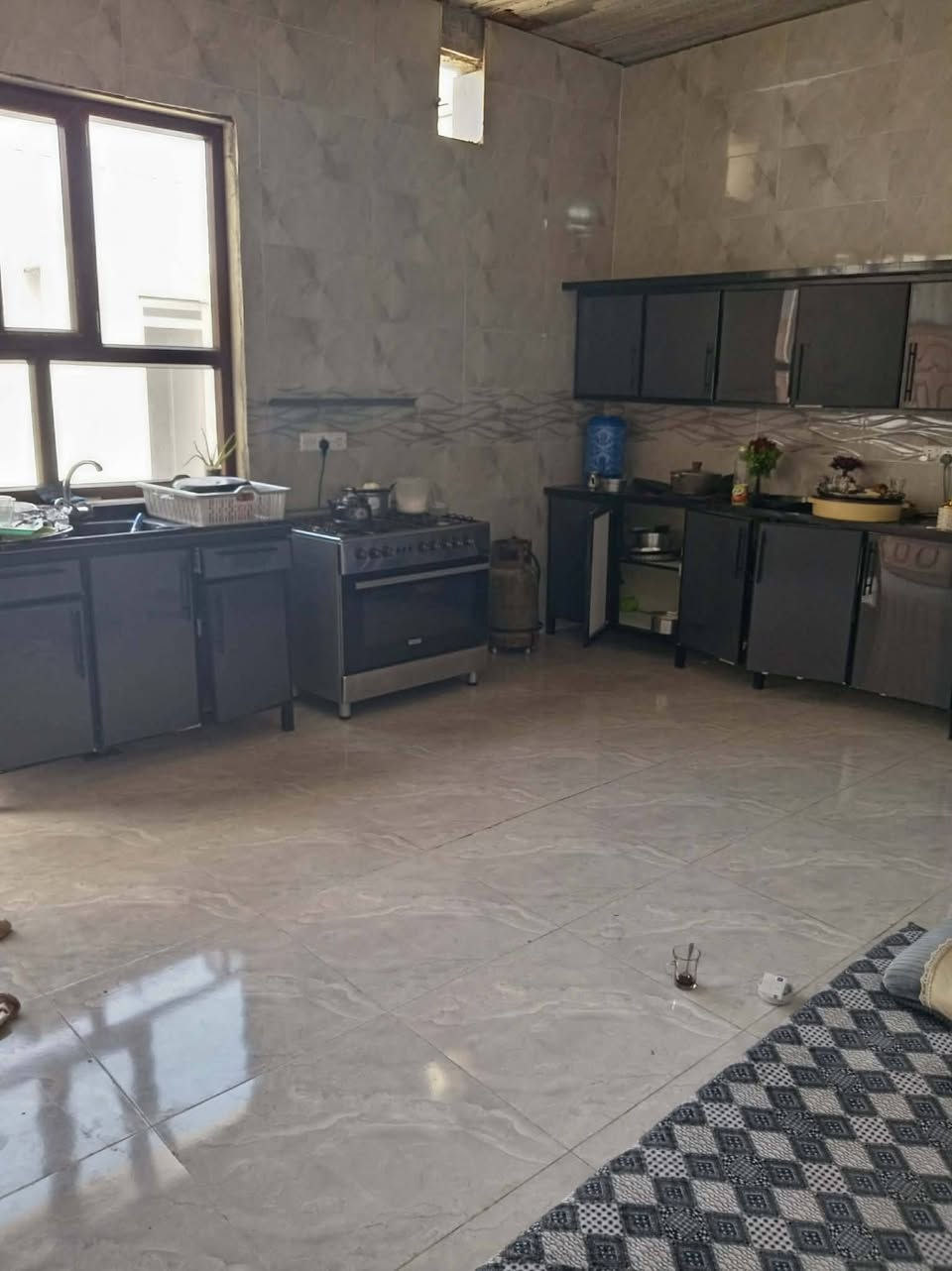 بيت للبيع في حي الأطباء الفرع الأول شارع ١٠ أمتار البيت فول سيراميك القطعة 200متر غرفتين نوم ربعة مطبخ صالة السعر ٥٧ مليون وبي مجال رقم الهاتف ***********

