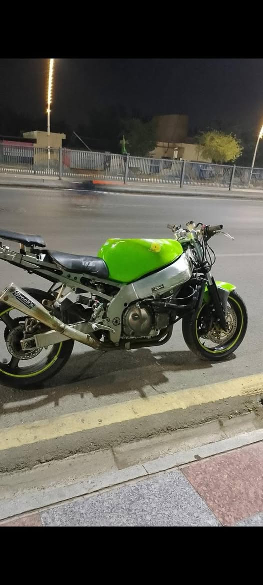 السلام عليكم كاوسكي 900cc للبيع الدراجه مبدل بيها كير مكينه تخبل بس تاركه صارلي هواي اوراق كامله مدفوعه كمرك ومنفيس موجود ورقه مزاد موجود دخول جديد ابيعلك كوم حديد لتكلي شبيها مابيها تجي تحمل وتروح سعرها مليون ونص مكاني كوت حي الحكيم رقمي للتواصل  ***********
