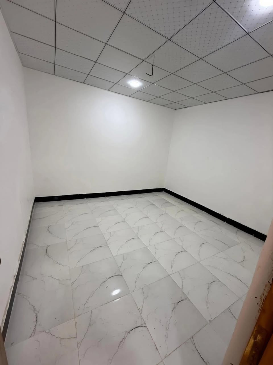 دار للايجار  (50 متر) شارع الصب عمود 321

السعر الايجار 200الف مقدمه شهرين 

يحتوي على طابق واحد

 غرفه   مطبخ   صاله    صحيات

خزان   سخان   ماطور. خط مولد 

ـــــــــــــــــــــــــــــــــــــــــــــــــــــ

دار بنضافه 100 بال،100

البيت جديد وغير مسكون 
للاستفسار اتصل ***********
