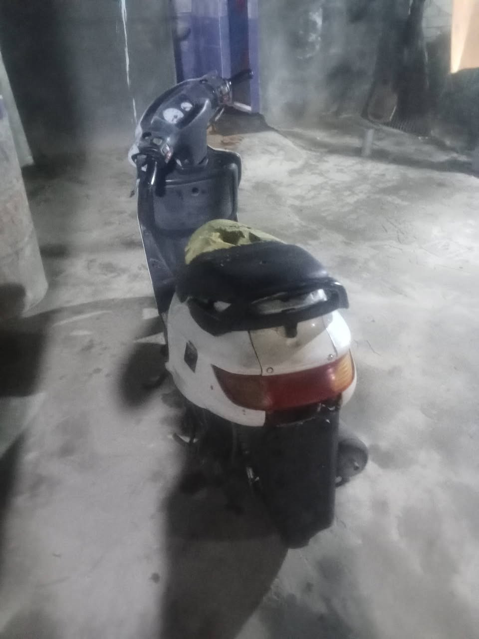 سلام عليكم دراجه للبيع فراشه سعر170وبيه مجال ملاحضه دراجه مساع مشيت بيه وكض عندي تاير لوراء وماعرف شنو بيه المكينه تشتغل كلشي مابيه بس تاير كض عندي ناس دكلي لقايش خرب ابيع كومت حديد المكينه مثل ماموضحا بل فيديو المكينه مابيه شي شغاله نكرا المكان البصره قضاء القرنه *********** كهرباياته شغاله سلف عوزه واير ودكمه فقط
