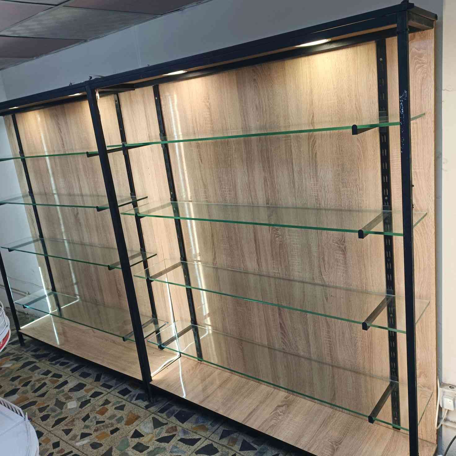 السلام عليكم غراض للبيع زقورة ارض الخليج سعر 100 الف سفينه سعر 275 الف رفوف عدد 2 سعر 150  الف ***********
