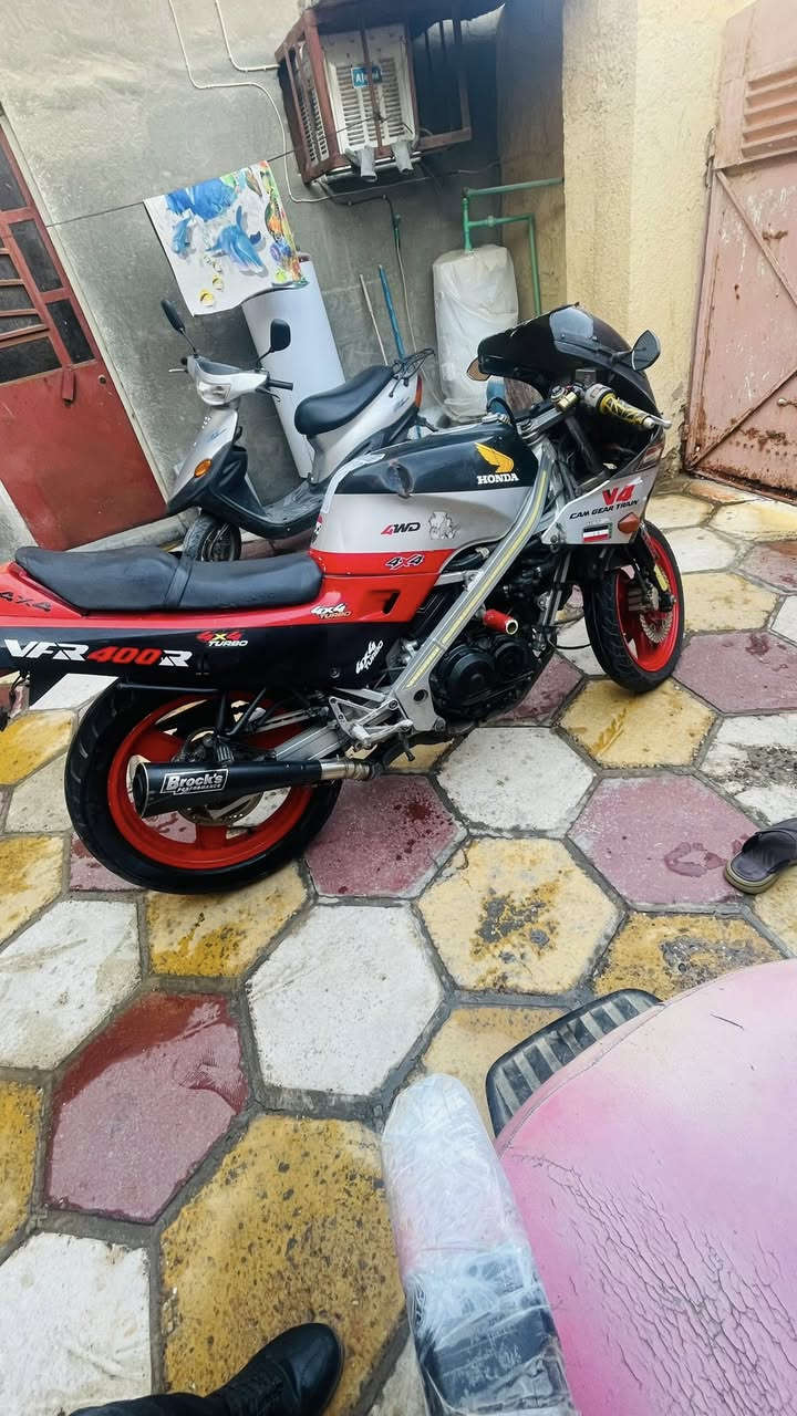 السلام عليكم اخواني الاعزاء . دراجه بطح هوندا للبيع محرك 400 . موديل تسعينات  دراجه نظيفة شوفة عينك محرك ممفتوح ابد . اوراق . محتاج واريد ابيعها الله لايحوجكم لاحد . سعرها مليون وثلاث مائك الف دينار . 1،300،000 الشراي يتواصل على الرقم *********** وبيها مجال للي يشتري بصدك
