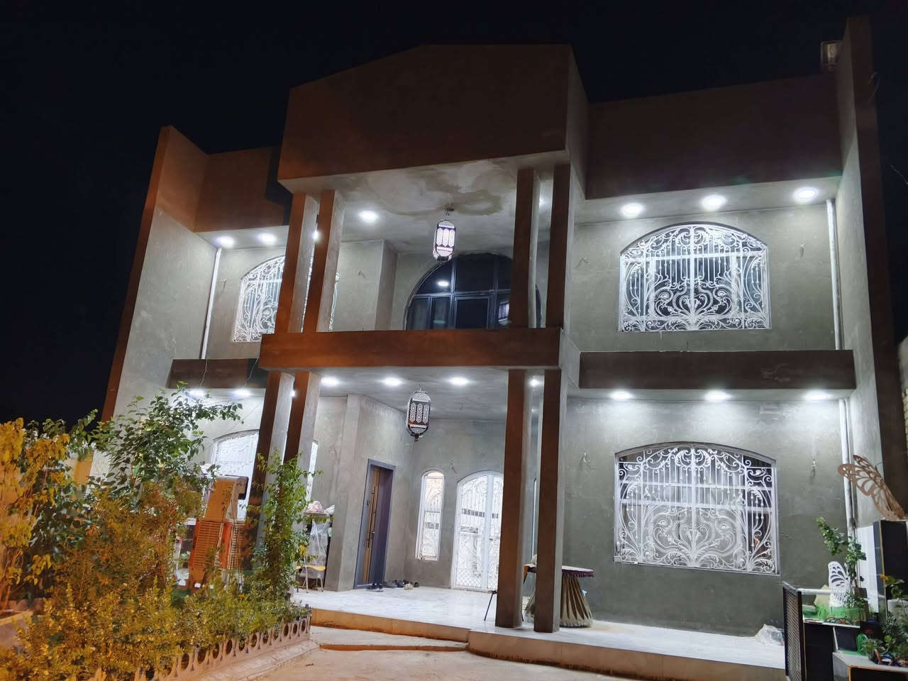 السلام عليكم عقار للبيع مساحة 500 متر 
 بناء جديد 2026   سند 25 بيت جديد مابي أي نقص
متكون من 5 غرف نوم و5 صحيات ومطبخ عدد 2
مكانه كربلاء البوبيات عامود 94 
للاستفسار   ***********
متواجد خاص
