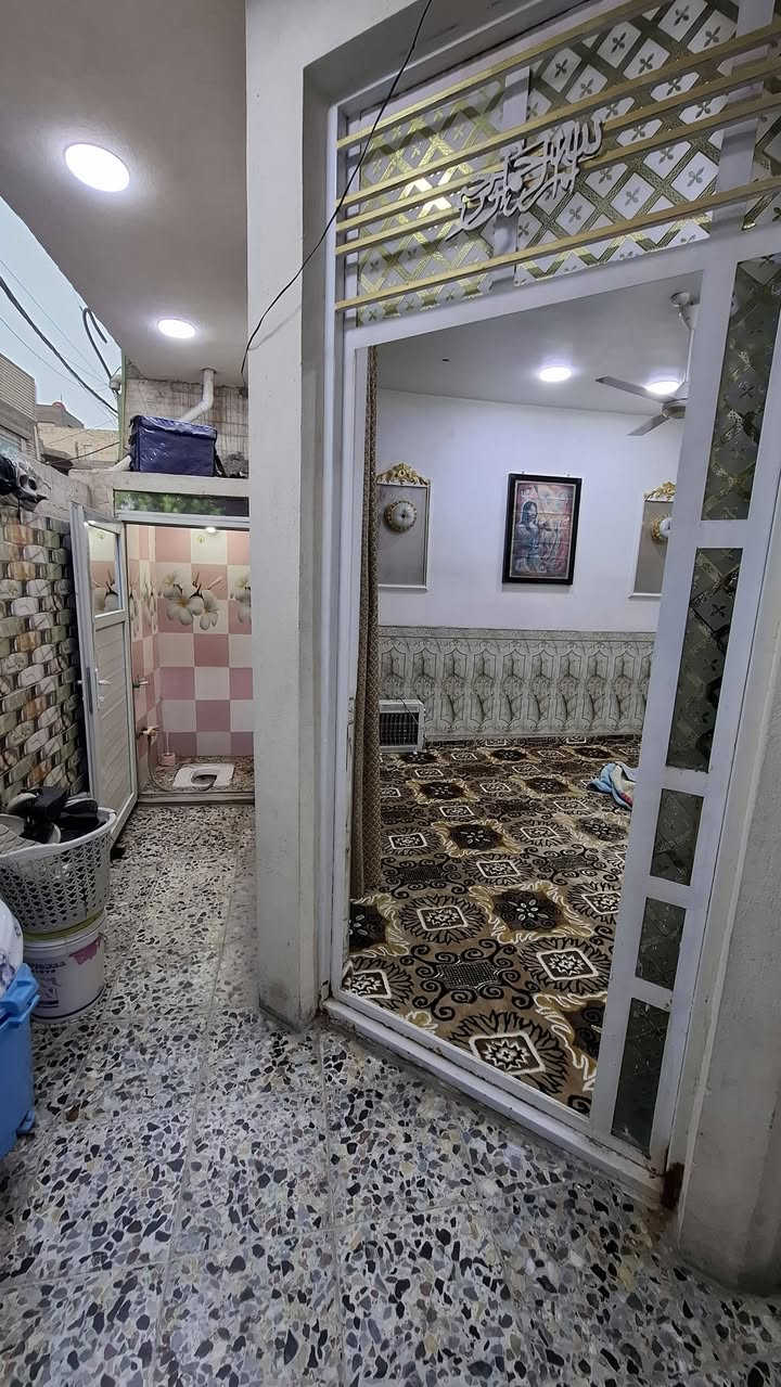 السلام عليكم بيت للبيع  الشعلة شارع افران الضياء المساحه 100 م واجهية 10 ونزال 10 ويحتوي على خدمات كاملة من ماء ومجاري وكهرباء ومقرنص الشارع شاهد الفيديو البيت كامل مناقصه اي شئ السعر  125 وبي مجال للأستفسار اتصل على هذا الرقم بي واتساب ***********
