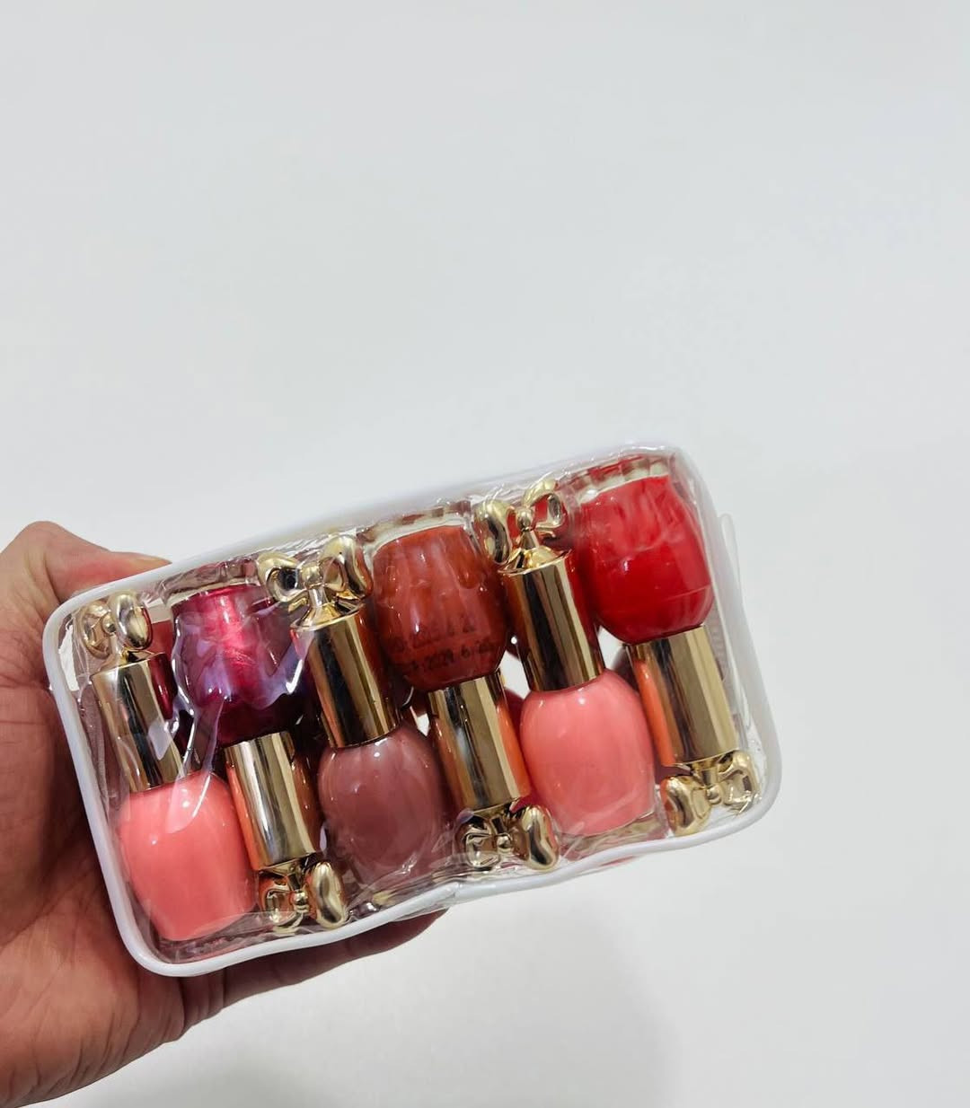 مجموعة من طلاء الأظافر بألوان مختلفة.
تتكون المجموعة من 12 زجاجة صغيرة.
تتراوح الألوان من الوردي الفاتح إلى الأحمر الداكن.
تتميز كل زجاجة بغطاء ذهبي اللون على شكل عقدة فراشة أنيقة.
يبدو أن طلاء الأظافر يتمتع بلمسة نهائية لامعة

 12 قطعه 
تحتوي على جنطة حافظه  للاضافر😍🔥

للحجز والاستفسار راسلينا خاص �
#صبغ_اضافر. #اكسبلور_العراق #تفاعل #عناية #جمال #بنات #اكسبلورexplore 
#فيسبوك_العراق #بنت_عراقية #مكياج #fyppppppppppppppppppppppp


**إذا كنت صاحب هذا الإعلان وتريد حذفه لأي سبب، رجاءا أرسل رسالة إلى الدعم الفني**