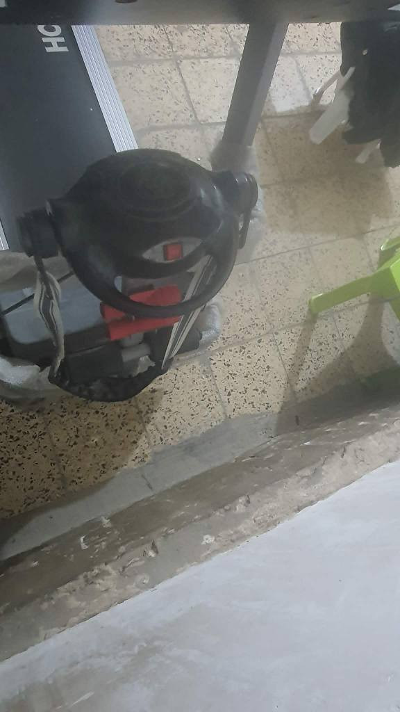 🏃‍♂️ جهاز المشي المنزلي المتطور: HOUSE GYM T550 🏃‍♂️
استمتع بتجربة "المشي الجبلي" وحرق الدهون بفعالية عالية مع الموديل T550 القوي والمتين.
​✅ أهم المواصفات الفنية:
​الماركة والموديل: HOUSE GYM - T550.
​قوة المحرك (Motor): محرك جبار بقدرة 4.25 HP لضمان أداء مستقر وعمر طويل.
​أقصى وزن للمستخدم: يتحمل أوزان تصل إلى 155 كغم.
​السرعة: تحكم مرن يبدأ من 1.0 ويصل إلى 14 كم/ساعة.
​نظام الميل (Incline): مزود بنظام ميل إلكتروني لمحاكاة الصعود الجبلي وزيادة شدة التمرين.
​🌟 مميزات إضافية للراحة والأمان:
​شاشة LCD متطورة: لعرض السرعة، الوقت، المسافة، نبض القلب، والسعرات الحرارية.
​برامج تدريبية: 12 برنامجاً معداً مسبقاً لتناسب جميع مستويات اللياقة.
​إضافات الرفاهية: مروحة تبريد مدمجة، مدخل MP3 للاستماع للموسيقى، ونظام تزييت سهل.
​أمان تام: مزود بمفتاح أمان للتوقف الفوري عند الطوارئ.
اني ماخذه 550 الف 
وابيع 500 الف
مكاني النجف النجف, العراق


**إذا كنت صاحب هذا الإعلان وتريد حذفه لأي سبب، رجاءا أرسل رسالة إلى الدعم الفني**