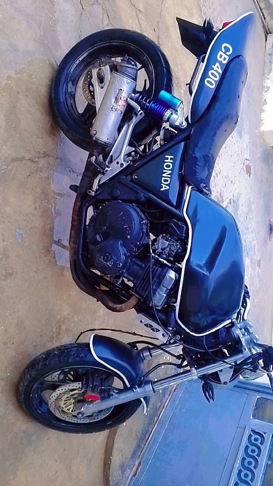 سلام وعليكم بطحه 400 سيبي فور فور دراجه نضيفه عايزها ترتيبات بصيطه كهربائيات شغاله الدراجه مفتوحه يرهم مراوس او بيع سعر 900 مستعجل عل بيع مكلف بل نشر ***********
