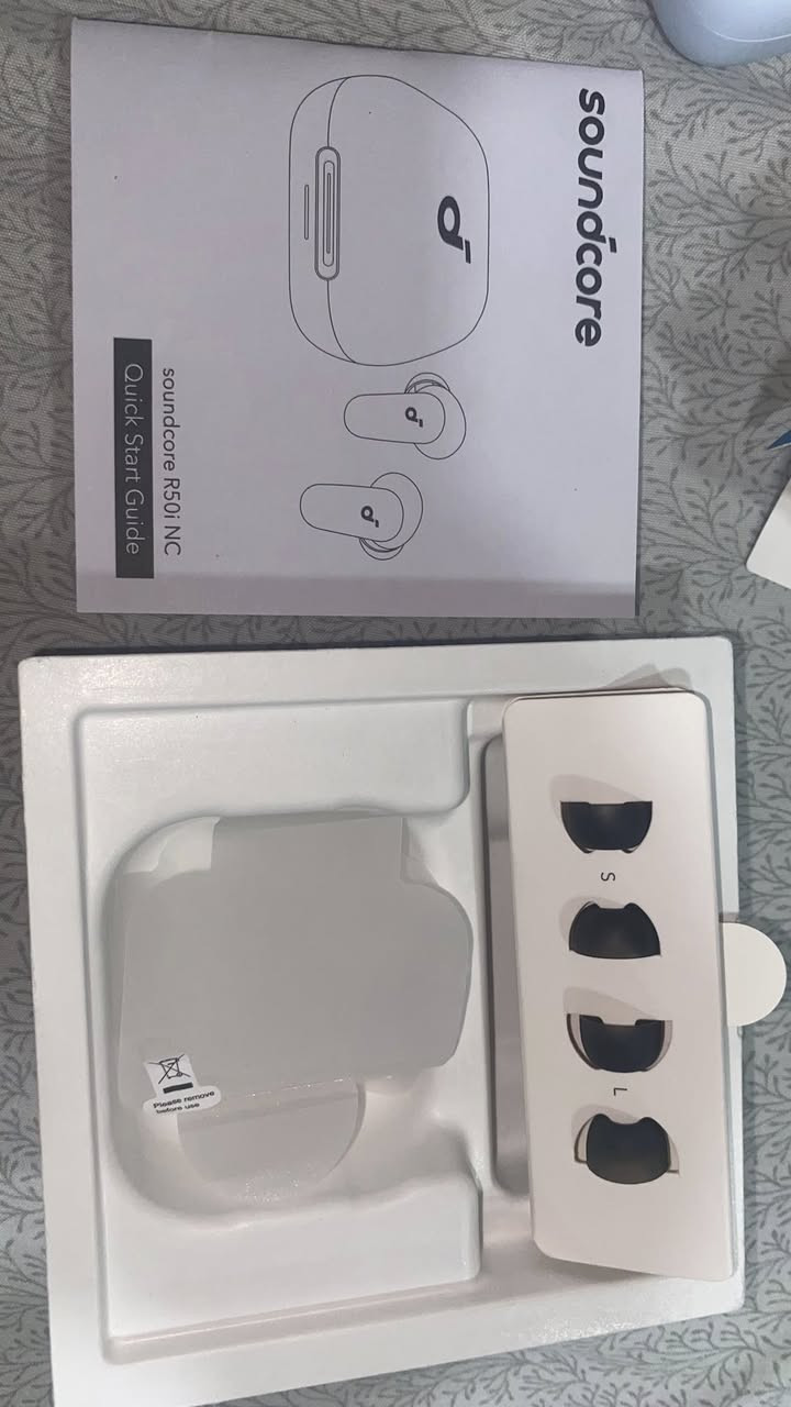 السماعات نظيفة استخدام قليل اقل الشهر من شركة Anker و اقتصادية كلش مميزاتها :
عزل الضوضاء (ANC)
جودة الصوت
مكالمات واضحة
بيها 4 مايكات مع AI لتحسين الصوت، يعني صوتك بالمكالمات يكون أوضح
 • البطارية 🔋
 • تقريباً 10 ساعات للسماعات
 • توصل إلى 45 ساعة مع العلبة
مقاومة ماء وغبار (IP54)
العلبة تتحول إلى ستاند للموبايل (تقدر تسند موبايلك عليها للمشاهدة)
السعر28 الف و بيها مجال 
***********
