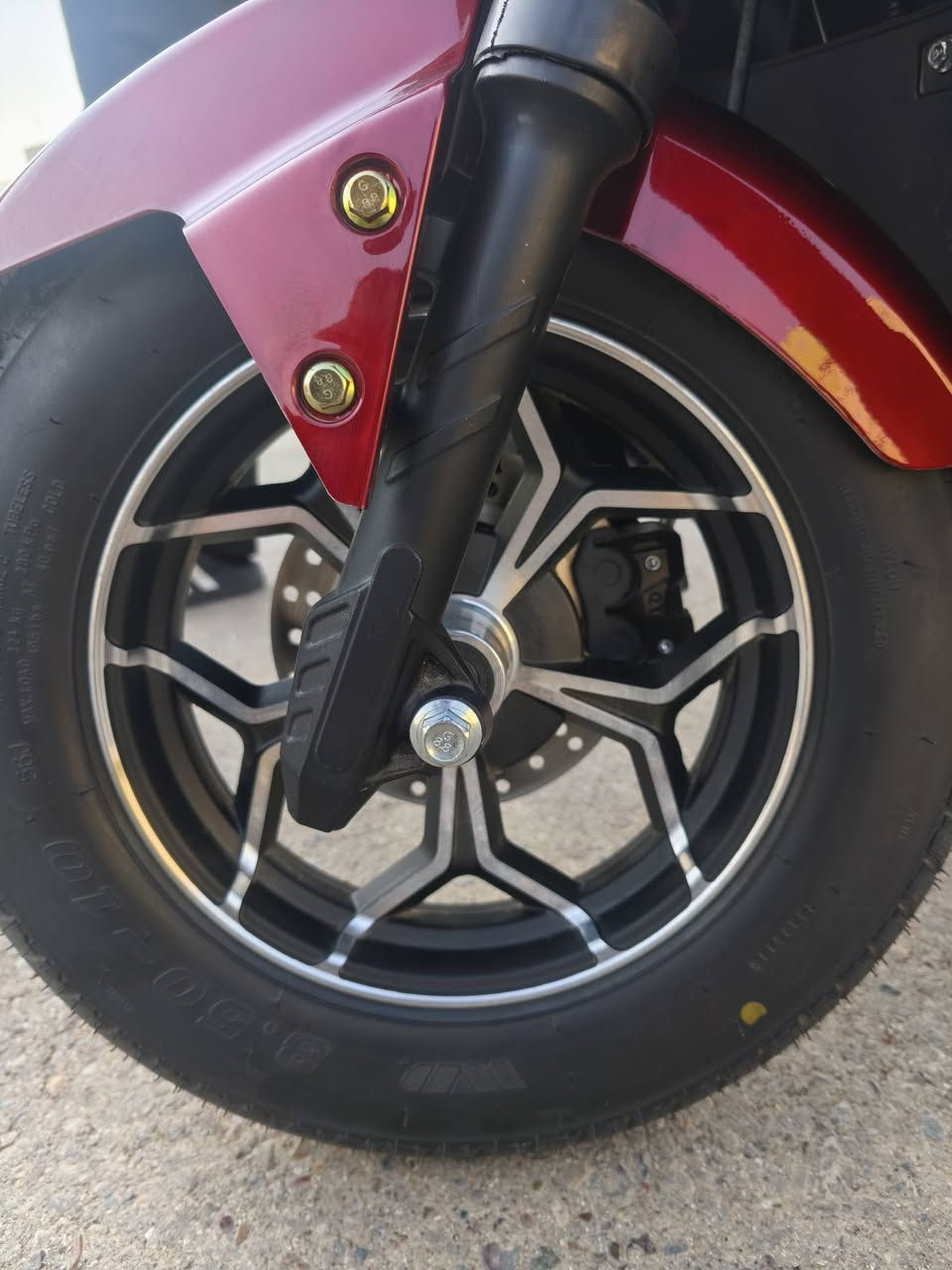 السلام عليكم
دراجة عين الوحش شركة TANK زيرووو مديل 2026 مابيهة شخط فولل مواصفات 
دبل بصمة + كارت + دبل سويج 
تشغيل عن بعد 
نضام بلوتوث 
نضام R و P 
سرعة 99 
6 بطاريات جدددد
شاشة دجتل 
4 نمر 
لد امامي خلفي 
اشاير يمين يسار
ويل كروم 
لايت زنون عالي ناصي 
مساحة تخزين كبيرة 
الدرجة زيروو بمعنى الكلمه السعر 900 وبيهة مجال بسيط مكاني بسماية الهاتف ***********
