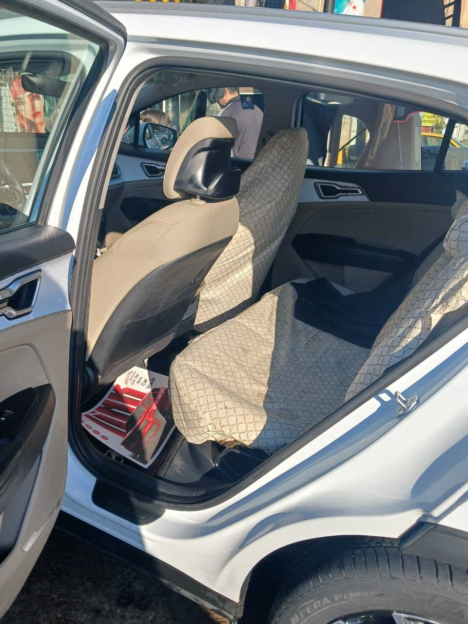 السلام عليكم
كيا سبورتج 2022خليجي بيها رصعه بل باب مبينه بل صور 

نص فول

ماشيه 17 

حساسات امامي

حساسات خلفي

لايت زينون + LED

كشافات 

Apple Car play شاشة

كاميرا خلفية.

Cruise مثبت السرعة

المودات والأوامر الصوتية

Drive Mode أوضاع القيادة

فحص أنظمة السيارة

حساسات ضغط اطارات

شفتات مقود

نظام ترحيب

قطعتين تبريد

هاند بريك بصمة

نظام مانع الانزلاق

نظام نزول المنحدرات

مخرج منفذ الطاقة

اطفاء ذاتي

السعر 205 وبيها مجال 

مكان السياره الشعب. 
***********
