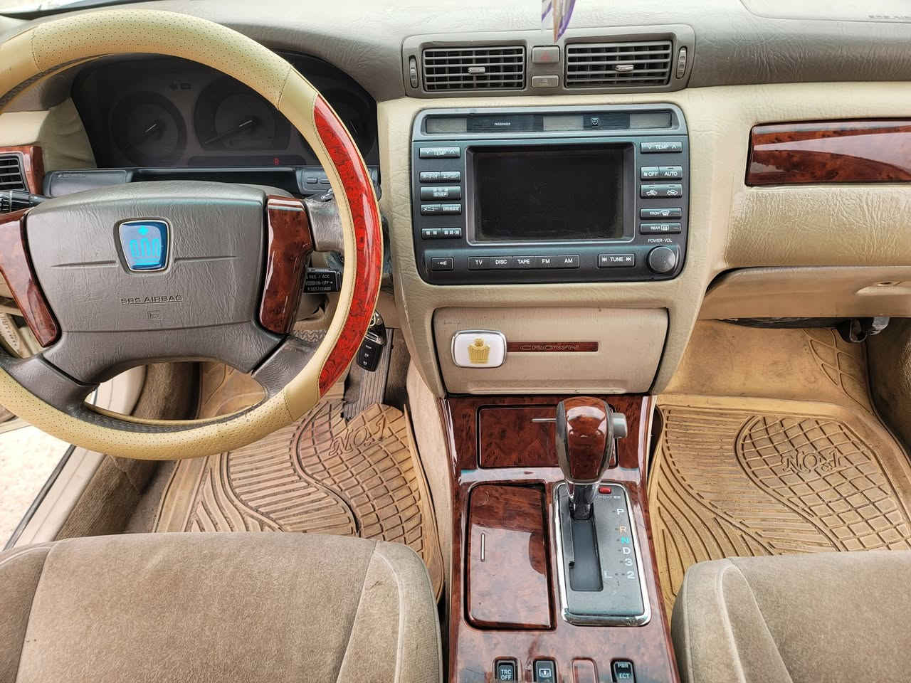 كراون (ملكة) 2003 ادوات للبيع 
مواصفات
3 دكم محرك D4 كبير 
تبريد تدفئة (منفصل)
مري شفط كشنات كهرباء 4 
بردة خلفية كهرباء 
صدر تايرات جديد 
كهربائيات شغالة كامل مابيهة نقص
السعر ٣٦ وبيها مجال بسيط 
للاستفسار 
الاتصال على الرقم ***********
