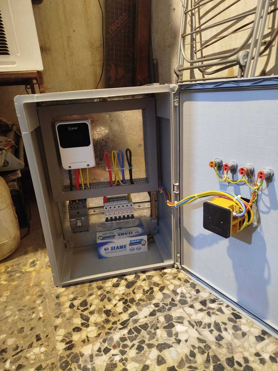 السلام عليكم تأسيس الكهرباء سيمنز بايب وعمل جميع البوردات صيانه حسب الطلب أبو أيهم الكهربائي *********** واتساب
