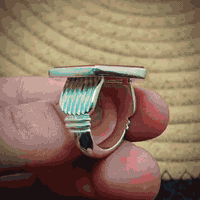 عندما تتختم بهكذا تحفة ليس لها نظير
 فاعلم أنك مميز عندما ترتديها 🤝
بسم الله ماشاء الله 
١- خامة من العقيق اليماني الأصيل الملكي الزعفراني حقيقة يعجز الوصف عن وصفه تقطيع سداسي 
٢- نقش يدوي بالكامل احترافي للفنان محمد همداني امضاء ) رفيع ) ويسمى بخط (النسخ الكوفي المزخرف ) نقش على الحجر  آية الكرسي كاملة من ( اللهُ لآ أله إلّا هوَ الحيُّ القيُّوم .....الى....... هُمْ فيهَا خَالِدُون )
٣- صياغة يدوي ثقيل روعة للصائغ المبدع ( سجاد )
٤- قياس الخاتم ٢٥ 
يوجد توصيل داخل بغداد ولجميع المحافظات الحبيبة 
للتواصل واتساب ***********
