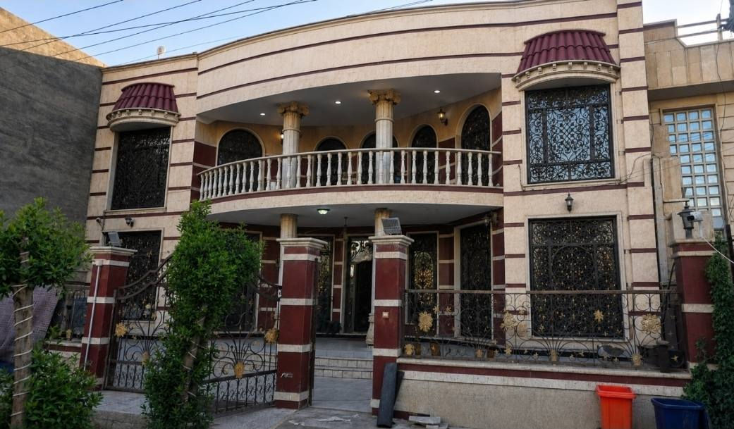 دار للبيع على الخط السريع مباشرة موقع تجاري مساحه 300 م واجه 15م يحتوي على تشجير 450م امام الدار للاستفسار الاتصال على الرقم ***********

