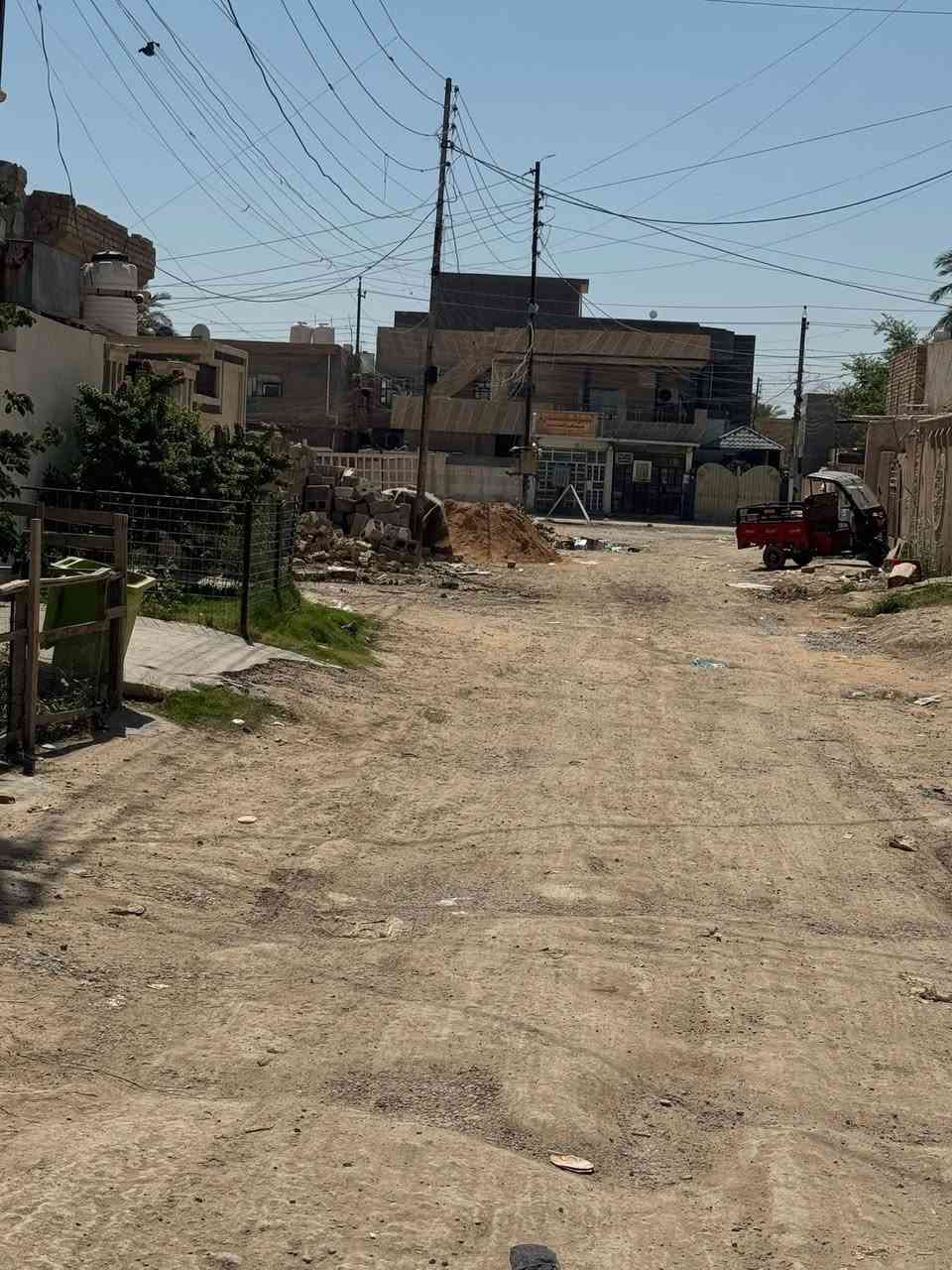 السلام عليكم ورحمة الله وبركاته
بيت للبيع مساحة ١٥٠ متر ملك صرف  واجهة ٧ أمتار ونص 
يحتوي على گراج واستقبال ومطبخ وصالة و٣ غرف نوم وصحيات داخل وخارج ابو غريب الشهداء مدخل شارع ٣٠ المقابل للنفق 
موقع حلو ثالث قطعة عن التجاري وقريب جدا من السريع والخدمي 
السعر ١٢٥ مليون قابل للتفاوض شي بسيط جدا
للتواصل اتصال او واتساب 
***********
***********
