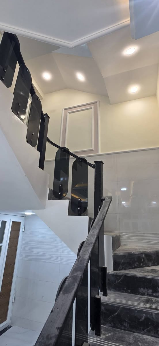 سلام عليكم مشتمل لبيع منطقة خاجيه بشارع أربعين  قرب أفران العراق مربع 10في 10 طابقين 4 غرف نوم حديث فول بسمي الاستفسار على الأرقام الاتيه *********** مساحته  100م شغل درجه اولى
