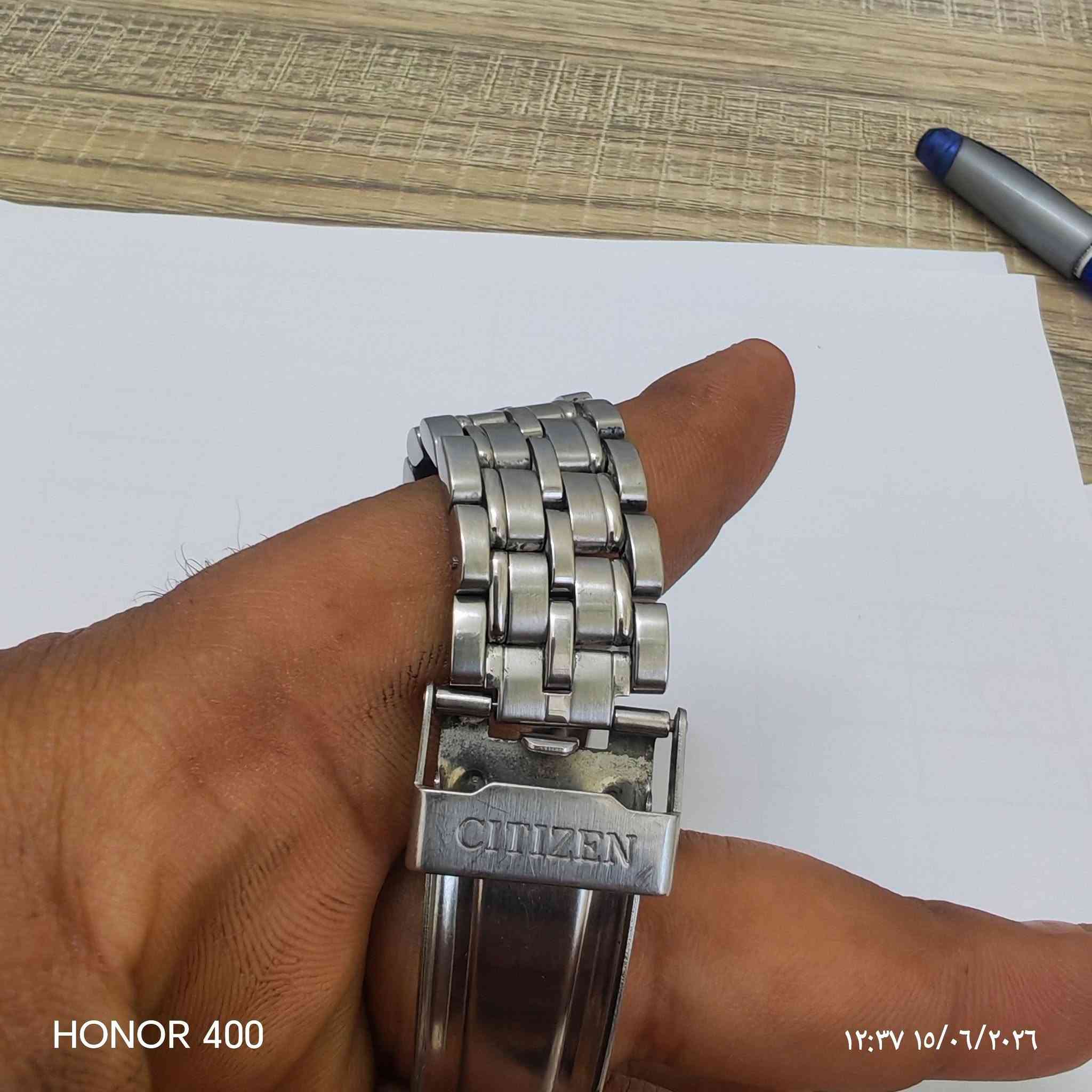 السلام عليكم
ساعة سييتزن بروماستر (Citizen Promaster) ذات ميناء أبيض وعقارب زرقاء بتصميم كرونوغراف كلاسيكي.تتميز الساعة بحركة كوارتز قادرة على قياس الوقت بدقة 1/100 من الثانية.الإطار الخارجي مصمم للحسابات البحرية مع علامات "Port" و "Reach" للملاحة.الهيكل مقاوم للماء حتى عمق 100 متر (WR100).
***********
*********** واتس
