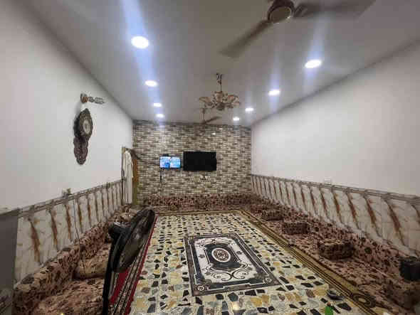 السلام عليكم 
نصف دونم مع دار حديث للبيع عنوان بغداد  الجسر الفرنسي قرب فلكة حي النصر  تعبر الجسر على اليسار على شارع التبليط صاير ش
واجهة 28 متر على شارع الرئيسي مدفون 3 أمتار عن الأرض يعني أعلى من شارع الرئيسي رباط صب ودنك صب داير ميدور نصف الدونم يحتوي على كراج وحديقة ودار صب مسلح 2 غرف نوم + استقبال + صالة كبيرة + مطبخ + حمام شرقي وغربي عدد 4 داخل وخارج البيت للستفسار 
*********** سعر 190مليون
