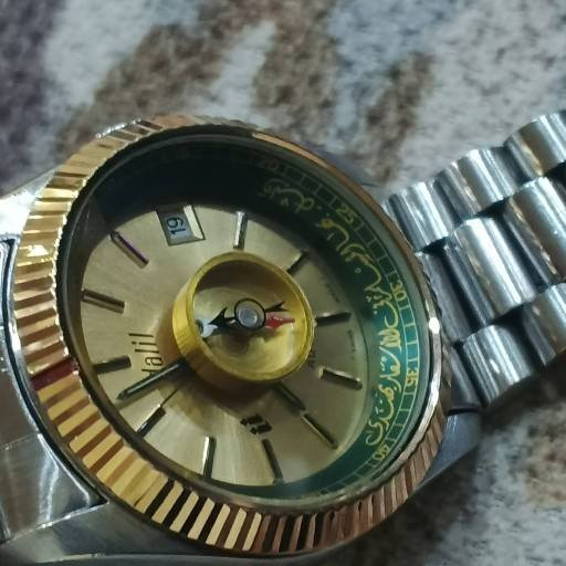ساعة "دليل" السويسرية القديمة (Dalil Star Automatic)، وهي من الساعات التراثية الشهيرة النادرة التي صُنعت خصيصاً للمسلمين في فترة السبعينيات والثمانينيات. [1, 2]
ساعة "دليل" السويسرية القديمة (Dalil Star Automatic)، وهي من الساعات التراثية الشهيرة النادرة التي صُنعت خصيصاً للمسلمين في فترة السبعينيات والثمانينيات.أبرز مواصفات ومميزات الساعة:تحديد اتجاه القبلة: تحتوي على بوصلة مدمجة (زيتية) في منتصف الميناء، تظهر على شكل سهم أسود وأحمر لمساعدة مرتديها في تحديد اتجاه الكعبة المشرفة أثناء السفر.الكتابة والزخرفة التراثية: يحيط بالميناء إطار داخلي يجمع بين اللونين الأخضر والذهبي، ومكتوب عليه بالخط العربي عبارات إرشادية مثل "الكعبة" و"الشرقية". كما تشتهر هذه السلسلة بنقش العبارة التراثية: "دليلٌ بها المسلمُ في الأسفارِ يهتدي".نظام الحركة: تعمل بنظام حركة أوتوماتيكية ميكانيكية سويسرية الصنع (Swiss Made).الهيكل والتصميم: تأتي بإطار علوي مضلع ومطلي بالذهب (Fluted Bezel) مع نافذة لعرض التاريخ عند مؤشر الساعة 3.تُصنف هذه الساعة اليوم كقطعة "فينتاج" (Vintage) نادرة وقيمة جداً، ويبحث عنها هواة جمع الساعات والتحف الإسلامية القديمة.


**إذا كنت صاحب هذا الإعلان وتريد حذفه لأي سبب، رجاءا أرسل رسالة إلى الدعم الفني**