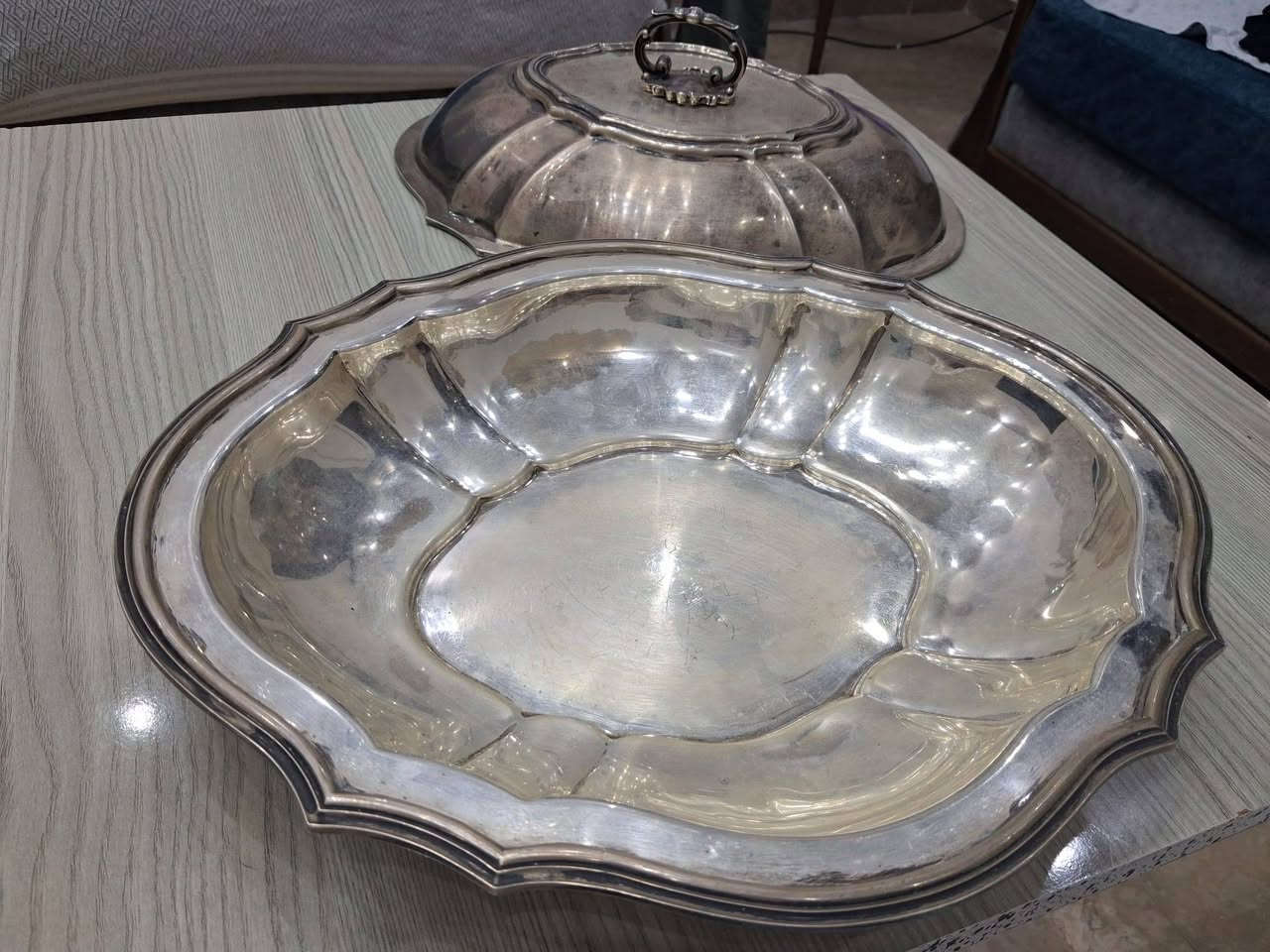 #للبيع_نوادر الصناعة الإيطالية للبيع طبق فضة مع غطاء, إيطالي مختوم عيار 925
الوزن 1700 gr.
المواصفات:
 القطعة مصنوعة من الفضة الإسترلينية (Sterling Silver)،  
FATTO A MANO:
 عبارة إيطالية تعني "صُنع يدوياً" (Handmade)، 
 أن القطعة تم تنفيذها بحرفية يدوية وليست إنتاجاً آلياً ضخماً
.STERLING: 
هي تأكيد إضافي على أن المعدن هو الفضة الإسترلينية


**إذا كنت صاحب هذا الإعلان وتريد حذفه لأي سبب، رجاءا أرسل رسالة إلى الدعم الفني**