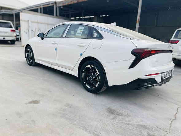 السلام عليكم 
كيا K5 خليجي
الموديل : 2025. (خليجي) . 
المحرك  : 4 سلندر 2500 سي سي GDI.
رقم سليمانيه
ماشية 15
ام الضمان

المواصفات :

* مقعد كهربائي جلد .
* شاشة عدادات الكترونية متصلة .
* بصمة و تشغيل عن بعد 
* التحكم في التكييف و الوسائط لمس . 
  • اوتو هولد
* هاند بريك كهربائي .
* مرايا طي كهربائي .
* حساسات اصطفاف امامية و خلفية .
* مانع انغلاق للعجلات مع نظام الثبات الالكتروني .
* نظام ANDROID AUTO & APPLE CARPLAY .
* اطار قياس 215/55R17 .
* حساسات ضغط الاطارات .
* أنظمة قيادة متعددة .
* مكيف خلفي 
وبعد بيها مواصفات
ااسيارة بعدها شركة كفاله من ضربه صبغ وبارد بعدها بفابلون الشركة 

السعر 230$ وبيه مجال بسيط 

للاستفسار مراسله او اتصال مكان السياره واسط الزبيديه 
***********
***********
